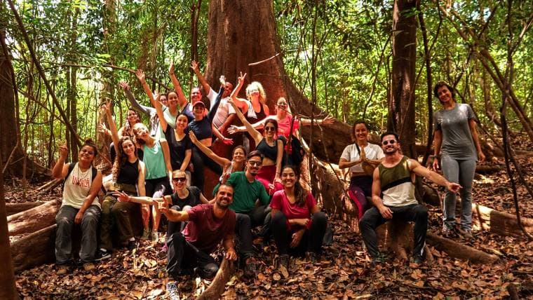 Grupo reunido na floresta amazônica