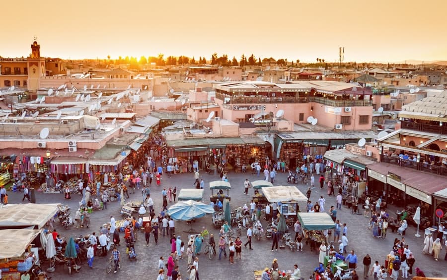 Praça movimentada em Marrakech ao pôr do sol