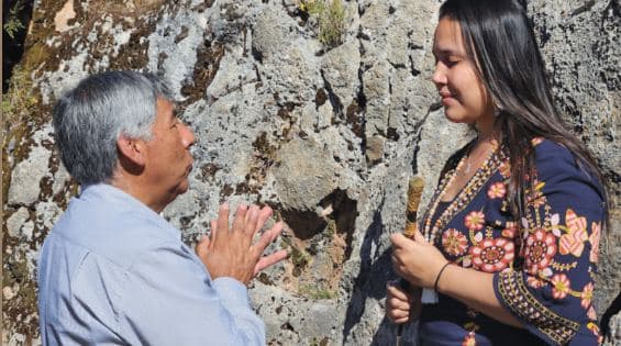 Conversa e cerimônia diante de uma rocha sagrada, no Peru