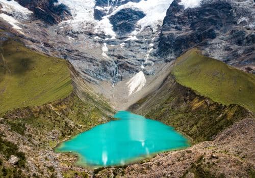 Lagoa turquesa cercada de montanhas, no Peru