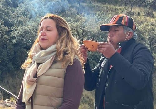 Facilitadora e parceiro local numa vivência no Peru